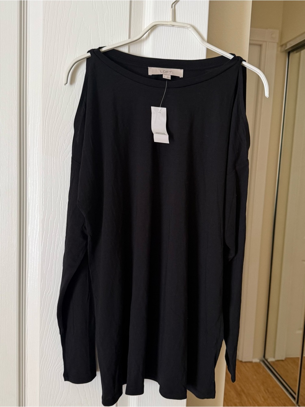 Loft Women’s Black Cold Shoulder Long Sleeve Top Size Small NWT $34.50
